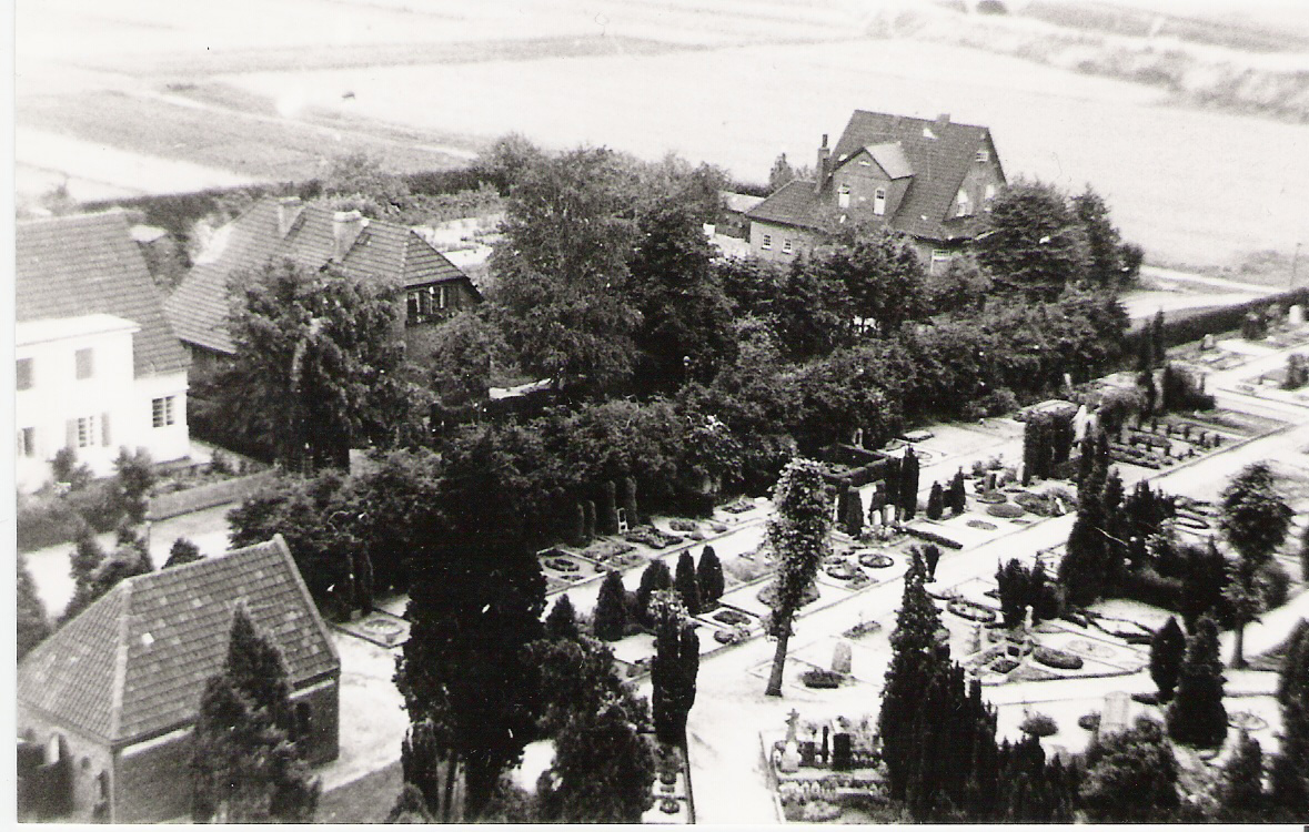 Blick vom Kirchturm zur Straße "Hinter der Grambker Kirche" / zu sehen ist Hs 14a, Hs 16 (Pastorenhaus) und Hs 20 / Das Jugendheim (Hs 18) ist hier noch nicht gebaut. Also ist das Foto vor 1955 gemacht. Im Vordergrund links ist die kleine Friedhofskapelle zu sehen.
